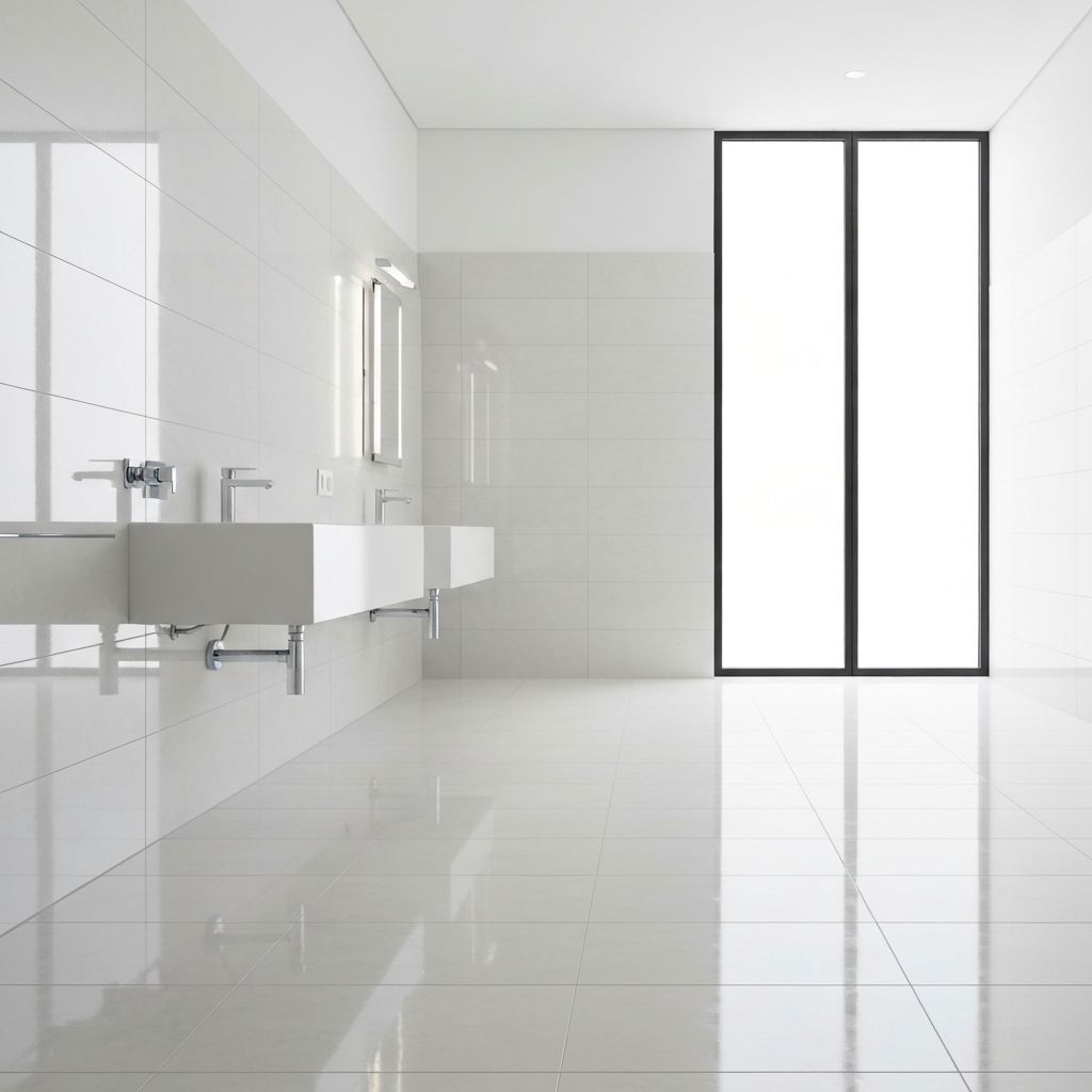 חדר אמבטיה נקי עם אריחים גדולים מבריקים לאחר ניקיון מקצועי